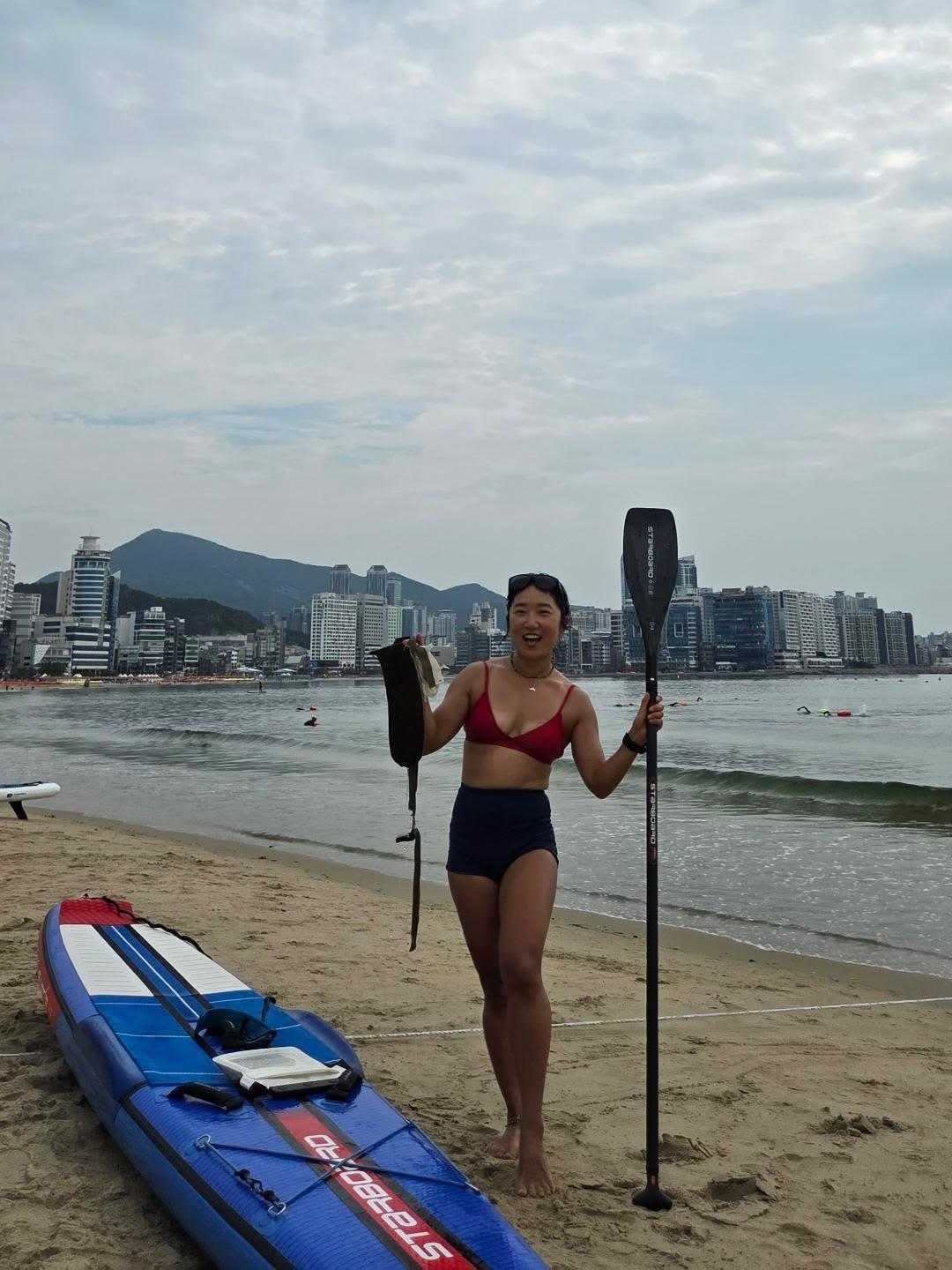 해변에서 패들과 보드와 함께한 배소영(해봄)